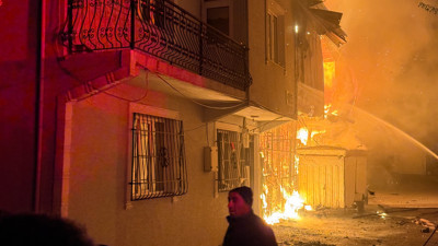 Şehit polisin babasının evi alevlere teslim oldu