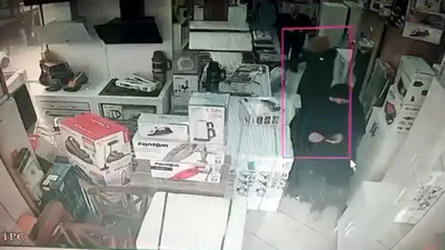 Dikkat dağıtıp saç düzleştiriciyi çarşafa sarıp çaldılar