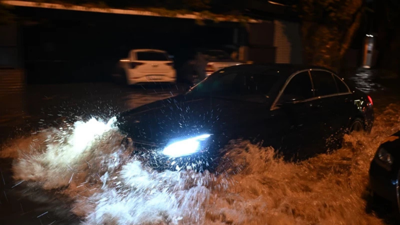 İstanbul'da sağanak hayatı olumsuz etkiledi: Cadde ve sokaklar suyla doldu, İETT otobüsü devrildi!
