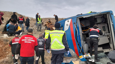 Sivas'ta cezaevi nakil aracı devrildi: 2'si ağır 9 yaralı