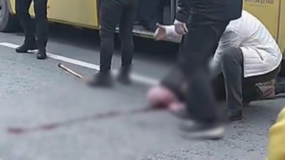 Fatih’te İETT otobüsünün çarptığı yaya ağır yaralandı