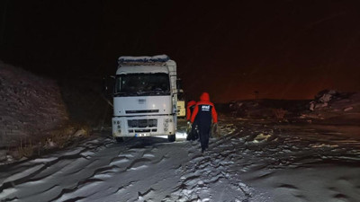 Ağrı-Van yolunda zorlu gece: 100 araç yolda kaldı