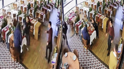 Müzisyen Cahit Berkay'ın kullandığı otomobil restorana girdi