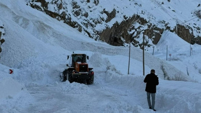 Hakkari-Van karayoluna çığ düştü!