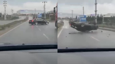 Yağışlı yolda makas atan otomobil tepetaklak oldu