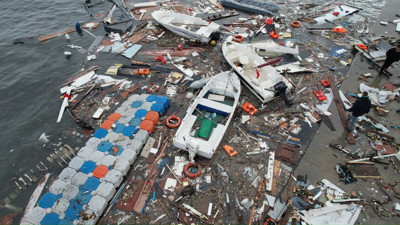 İstanbul'u fırtına vurdu! Ağaçlar söküldü, çatılar uçtu, deniz taştı...