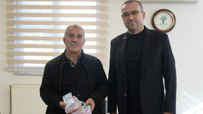 Para poşetini çöpe attı, çöp poşetiyle bankaya gitti