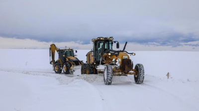 Van'da yoğun kar yağışı 283 yerleşim yeri ulaşıma kapandı