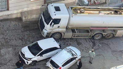 Freni boşalan akaryakıt tankerinin 8 aracı hurdaya çevirdiği anlar güvenlik kamerasında