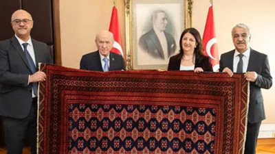 Abdullah Öcalan'dan Devlet Bahçeli'ye hediye: "27 Şubat Barış ve Demokrasi Kilimi"