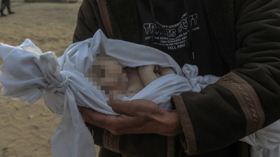 İsrail'in yakıt ve insani yardım girişini kısıtladığı Gazze'de 12 günlük bebek soğuktan öldü