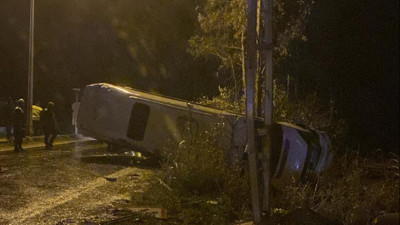 Adana'da işçileri taşıyan minibüs devrildi: Çok sayıda yaralı var