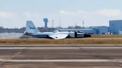 NASA'ya ait araştırma uçağı arıza nedeniyle gövde üzerine iniş yaptı