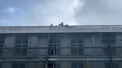 Bolu'da okul inşaatında işçiler parasını alamayınca çatıya çıktı