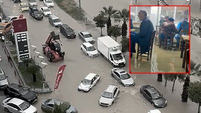 Sağanağın vurduğu Adana'da kıraathanedekiler okey oynamaya devam etti