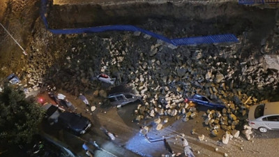 Hatay’da istinat duvarı park halindeki araçların üstüne devrildi