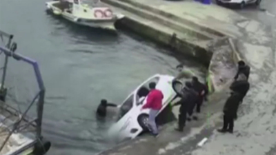 İstanbul Sarıyer'de otomobil denize düştü