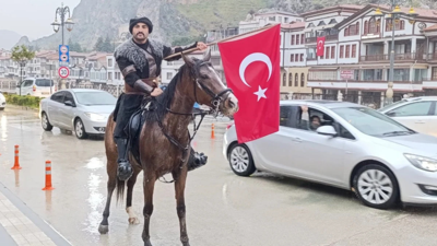 Türk bayrağıyla Tokat’tan Amasya’ya at sırtında geldi!