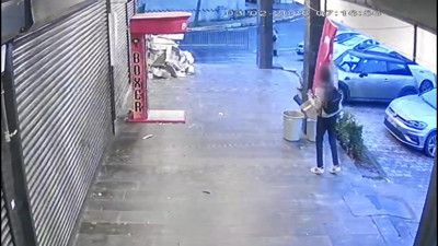 Beylikdüzü'nde iş yerinin önündeki Türk bayrağını indiren şüpheli yakalandı