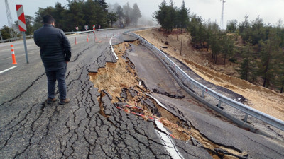 Mersin'de şiddetli yağışta yolda 2 metrelik çukur oluştu