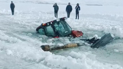 Çıldır Gölü'ne traktör düştü