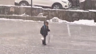 Kar altında İstiklal Marşı’nı okuyan çocuk yürekleri ısıttı