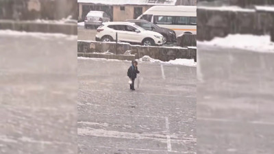 Kar altında İstiklal Marşı’nı okuyan çocuk yürekleri ısıttı