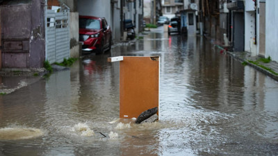İzmir’i sağanak vurdu: Ev ve iş yerlerini su bastı, yol çöktü