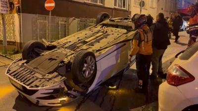 Üsküdar'da park halindeki 3 araca çarpan otomobil takla attı: 1 yaralı
