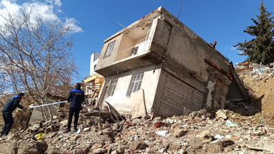 Adıyaman'da 2 katlı bina çöktü