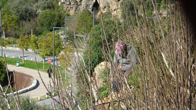 Engelli oğlu için falezlere çıktı, 2 saatte ikna edildi