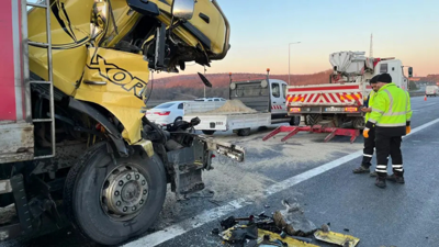 Kuzey Marmara Otoyolu'nda kamyon TIR'a çarptı