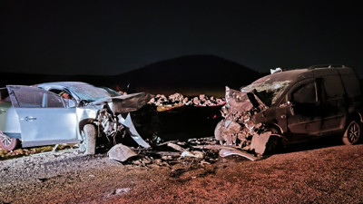 Diyarbakır’da otomobil ile hafif ticari araç kafa kafaya çarpıştı: 5 ölü, 2 yaralı