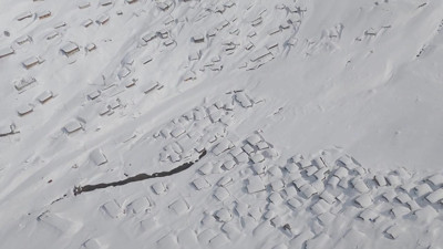 Kar 3 metreyi aştı, evler kayboldu