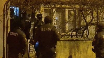 Pencereden eve giren genç ekipleri alarma geçirdi