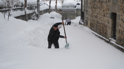 Kar Erzurum'u esir aldı, araçlar kayboldu