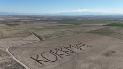 Aksaraylı çiftçiden 12 Mart'a özel mesaj: Tarlasına 'Korkma' yazdı