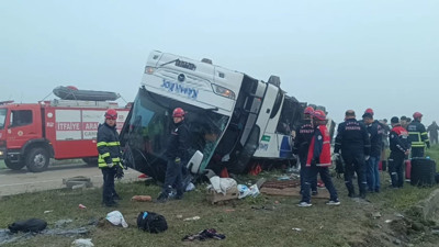 Bayram sabahı faciası: Adana’da yolcu otobüsü devrildi, ölü ve yaralılar var