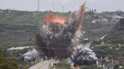İsrail, Lübnan'ın güneyindeki Kasımiye Köprüsü'nü bombaladı