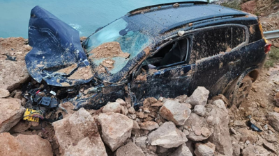 Mersin-Antalya yolunda heyelan paniği! Araç hasar aldı, sürücü yaralı