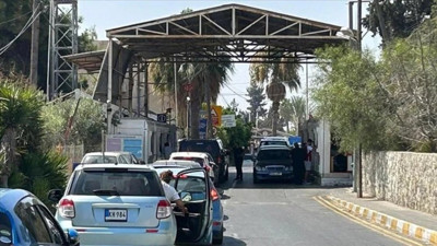 Kıbrıs’ta Rum tarafından çirkin saldırı: Sivillere taş ve patlayıcı madde atıldı