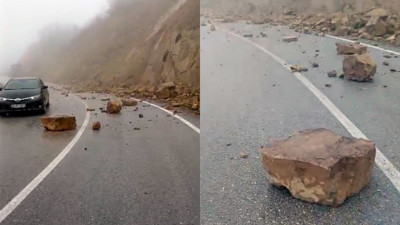Tokat’ta yağış sonrası kaya parçaları yola yuvarlandı