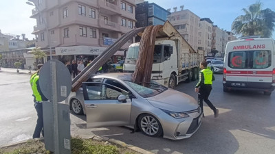 Kamyondaki demirler otomobile saplandı: 2 kişi yaralandı