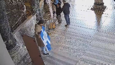 Ayasofya Camii'nde dini ve ideolojik içerik taşıyan sembolik bayrak açan 2 turist tutuklandı