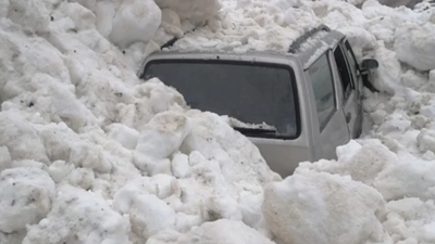 Felaketin eşiğinden dönüldü! Üzerine çığ düşen araçtan kendi imkanlarıyla çıktılar