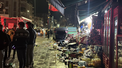 Sivas'ta devrilen otomobil 2 iş yerine çarparak hasara neden oldu