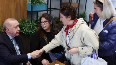 Cumhurbaşkanı Erdoğan bir kafede vatandaşlarla sohbet etti