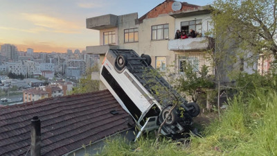 Kağıthane’de okul servisi çatıya düştü: Şoför yaralı kurtarıldı