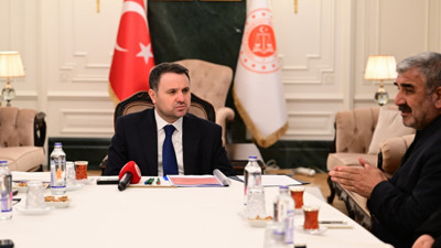 Adalet Bakanı Gürlek, Rojin Kabaiş'in ailesiyle bir araya geldi: Devlet olarak bu işin sonuna kadar üzerine gideceğiz