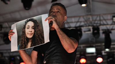 Haluk Levent, konserde Gülistan Doku’nun posteri açıp türkü seslendirdi